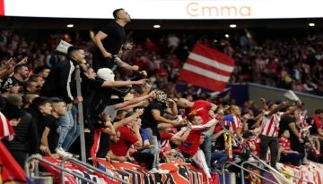 يويفا يفرض غرامة مالية على أتلتيكو مدريد بسبب سلوك مشجعيه «العنصري» ضد آرسنال