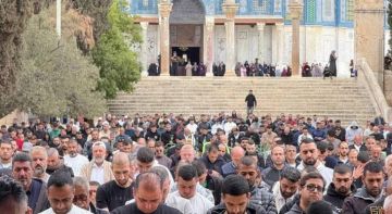 عشرات آلاف الفلسطينيين يؤدون صلاة الجمعة بالأقصى رغم الحواجز والتضييق