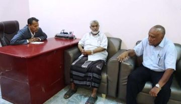 محافظ أبين يناقش مع راعي رياضة ابين امكانية تعشيب ملعب البيتي بمدينة جعار