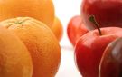 مقارنة علمية بين فوائد التفاح والبرتقال