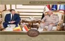 وزير الدفاع المصري يلتقي نظيره الروماني في القاهرة