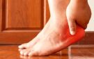 إذا شعرت بهذا الألم في قدمك.. فاعرف السبب قبل أن يتفاقم