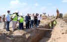 مسؤولان يقفان على سير العمل في مشروع الخط الاستراتيجي للصرف الصحي بدار سعد