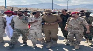 قائد محور الغيضة يتفقد الوحدات العسكرية في ميناء نشطون