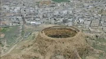 النيابة العامة تصدر أوامر قبض بحق 5 أشخاص لتورطهم في الاعتداء الوحشي على طفل في دمت النيابة العامة تصدر أوامر قبض بحق 5 أشخاص لتورطهم في الاعتداء الوحشي على طفل في دمت