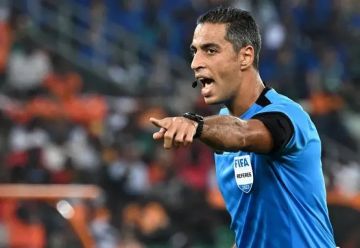 طاقم التحكيم يعلن.. أمين عمر حكم الساحة لمواجهة فلسطين والسعودية طاقم التحكيم يعلن.. أمين عمر حكم الساحة لمواجهة فلسطين والسعودية