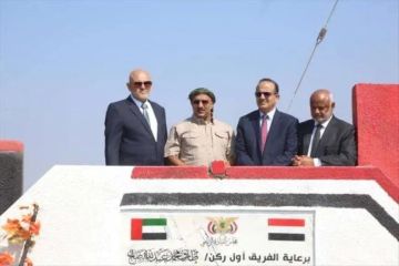 طارق صالح يدشن مشروع إعادة تأهيل طريق المخا-الخوخة بدعم إماراتي: معركتنا نحو صنعاء لاستعادة دولة المؤسسات طارق صالح يدشن مشروع إعادة تأهيل طريق المخا-الخوخة بدعم إماراتي: معركتنا نحو صنعاء لاستعادة دولة المؤسسات