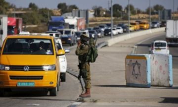 العدو الصهيوني ينصب حاجزا عسكريا جنوب شرق بيت لحم