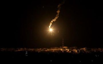 قوات العدو الاسرائيلي تطلق قنابل مضيئة في ريف القنيطرة جنوب سوريا