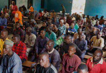 بعد اختطافهم الشهر الماضي.. الحكومة النيجيرية تحرير 100 تلميذ بعد اختطافهم الشهر الماضي.. الحكومة النيجيرية تحرير 100 تلميذ