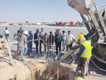 مدير عام جمرك شحن يتفقد الأعمال الإنشائية لمشروع الدكات التفتيش بساحة الجمرك مدير عام جمرك شحن يتفقد الأعمال الإنشائية لمشروع الدكات التفتيش بساحة الجمرك