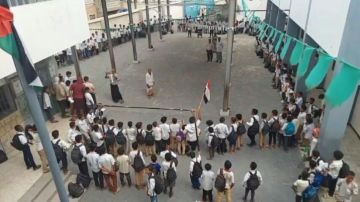 وقفات لطلاب مدارس الحديدة تستنكر الاساءة للقرآن الكريم من المرشح الامريكي وقفات لطلاب مدارس الحديدة تستنكر الاساءة للقرآن الكريم من المرشح الامريكي