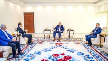 الرئيس الزبيدي يطلع على الوضع الصحي العام بالعاصمة عدن والمحافظات المحررة الرئيس الزبيدي يطلع على الوضع الصحي العام بالعاصمة عدن والمحافظات المحررة