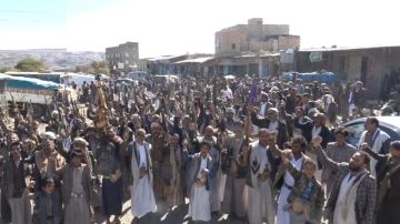 وقفة مسلحة في مديرية الحصن بصنعاء إعلانا للجهوزية وتفويضا للقيادة الثورية وقفة مسلحة في مديرية الحصن بصنعاء إعلانا للجهوزية وتفويضا للقيادة الثورية