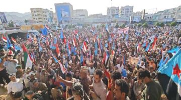 وفود جماهيرية من مديريات الحوطة وتبن والمسيمير تصل إلى ساحة الاعتصام بالعاصمة عدن وفود جماهيرية من مديريات الحوطة وتبن والمسيمير تصل إلى ساحة الاعتصام بالعاصمة عدن