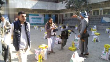 تدشين توزيع 3 آلاف سلة غذائية للأسر الأشد فقرا في حجة تدشين توزيع 3 آلاف سلة غذائية للأسر الأشد فقرا في حجة