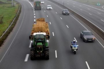 مزارعون يقطعون طرقا في فرنسا مع انتشار مرض يطال الأبقار