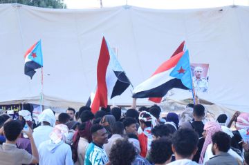 أبناء المهرة يواصلون اعتصامهم المفتوح للمطالبة بإعلان دولة الجنوب العربي