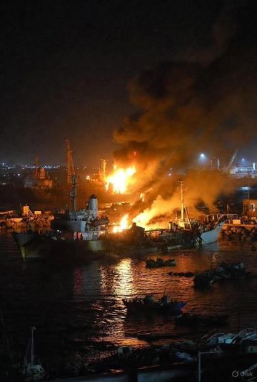 انفجارات وتصاعد الدخان في ميناء المكلا بعد استهداف التحالف أسلحة قادمة من الإمارات انفجارات وتصاعد الدخان في ميناء المكلا بعد استهداف التحالف أسلحة قادمة من الإمارات