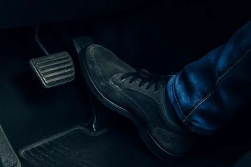 أسباب ضعف عزم السيارة عند الدعس على البنزين وحلول فعالة لتحسين الأداء أسباب ضعف عزم السيارة عند الدعس على البنزين وحلول فعالة لتحسين الأداء