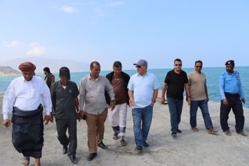 نائب وزير الصناعة والتجارة يطلع على أوضاع ميناء سقطرى