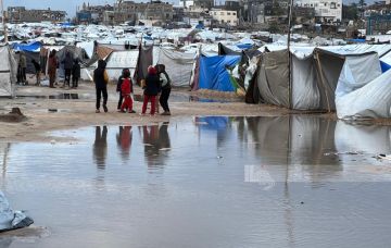 المنخفض الجوي واشتداد تأثيره يفاقم معاناة النازحين الفلسطينيين في قطاع غزة
