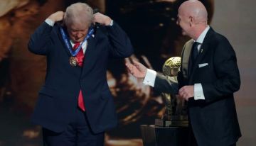 على هامش قرعة المونديال.. إنفانتينو يتحدث العربية ويمنح ترامب جائزة السلام 2025 على هامش قرعة المونديال.. إنفانتينو يتحدث العربية ويمنح ترامب جائزة السلام 2025