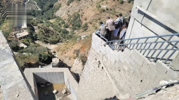 الإطلاع على مشروع معالجة الانهيارات غربي حورة في حجة