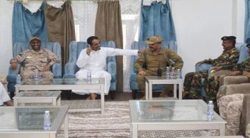 اللواء مرصع والعميد المعكر يناقشان مع إدارة مطار الغيضة آلية تعزيز أمن المطار