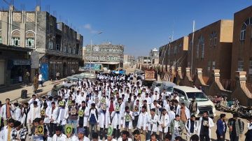 ذمار.. مسيرات ووقفات حاشدة لطلاب الجامعات والكليات والمعاهد والمدارس تنديدا بالإساءة الأمريكية للقرآن الكريم ذمار.. مسيرات ووقفات حاشدة لطلاب الجامعات والكليات والمعاهد والمدارس تنديدا بالإساءة الأمريكية للقرآن الكريم