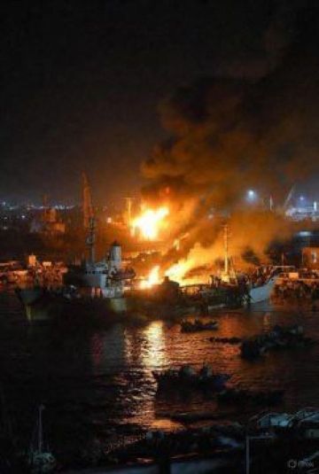 قصف ميناء المكلا.. انزلاق خطير في مسار التحالف واستهداف لمصادر عيش الجنوبيين