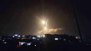 قوات العدو الاسرائيلي تطلق قنابل مضيئة في ريف القنيطرة جنوب سوريا