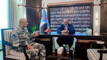 الرئيس الزبيدي: حماية الممرات البحرية يخدم أمن المنطقة والعالم الرئيس الزبيدي: حماية الممرات البحرية يخدم أمن المنطقة والعالم