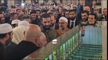 شاهد بالفيديو.. الرئيس السوري أحمد الشرع يكشف عن هدية قيمة من الأمير محمد بن سلمان في ذكرى عيد التحرير شاهد بالفيديو.. الرئيس السوري أحمد الشرع يكشف عن هدية قيمة من الأمير محمد بن سلمان في ذكرى عيد التحرير