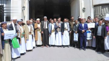 وقفة حاشدة لقيادات ومنتسبي السلطة القضائية تنديدا بالإساءة الأمريكية للقرآن الكريم وقفة حاشدة لقيادات ومنتسبي السلطة القضائية تنديدا بالإساءة الأمريكية للقرآن الكريم