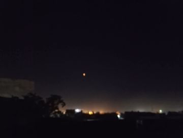 الطيران السعودي يلقي قنابل ضوئية تحذيرية فوق مطار سيئون