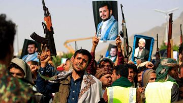 توسع يتجاوز طهران.. الحوثيون يفتحون الباب أمام الخبرات العسكرية الأجنبية توسع يتجاوز طهران.. الحوثيون يفتحون الباب أمام الخبرات العسكرية الأجنبية