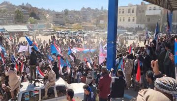 آلاف المواطنين يتظاهرون في يافع لبعوس مؤيدة لإجراءات المجلس الانتقالي آلاف المواطنين يتظاهرون في يافع لبعوس مؤيدة لإجراءات المجلس الانتقالي