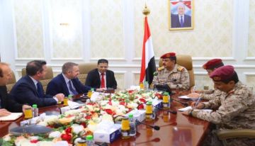 مباحثات في عدن بين وزير الدفاع وكبير المستشارين العسكريين البريطانيين مباحثات في عدن بين وزير الدفاع وكبير المستشارين العسكريين البريطانيين