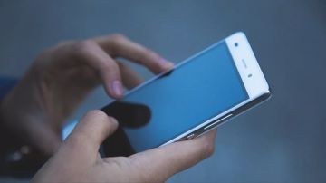 متى يجب أن تعطي طفلك هاتفا ذكيا؟ دراسة تحدد السن المناسب