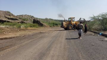 حملة لرفع الأتربة والمخلفات من شارع الستين في التعزية حملة لرفع الأتربة والمخلفات من شارع الستين في التعزية