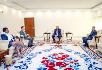 الرئيس الزبيدي يطلع على المخطط الإنشائي لمشروع مركز المؤتمرات والمعارض بمحافظة شبوة