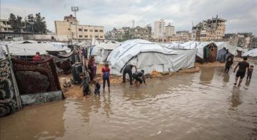 غزة: الدفاع المدني تلقى أكثر من 2500 استغاثة من مواطنين فلسطينيين تضررت خيامهم غزة: الدفاع المدني تلقى أكثر من 2500 استغاثة من مواطنين فلسطينيين تضررت خيامهم