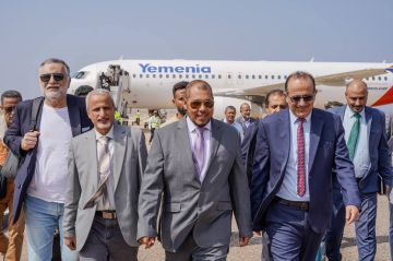 المحافظ الثقلي يستقبل وزير الصحة في مطار سقطرى الدولي المحافظ الثقلي يستقبل وزير الصحة في مطار سقطرى الدولي