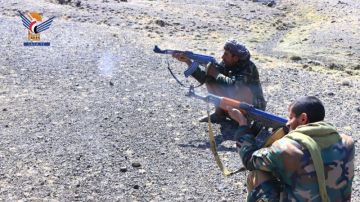 مسير وتطبيق قتالي ووقفة لخريجي دورات طوفان الأقصى بمديرية نهم مسير وتطبيق قتالي ووقفة لخريجي دورات طوفان الأقصى بمديرية نهم