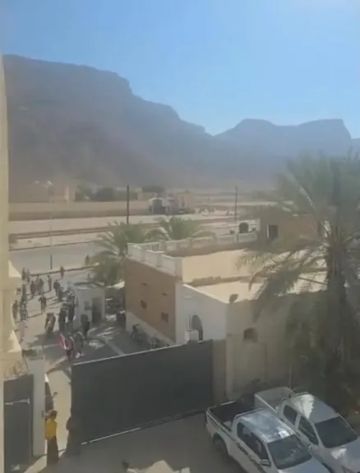 تفاصيل مثيرة بشأن سيطرة قوات الانتقالي على سيئون.. وأنباء عن سقوط مقر المنطقة الأولى وانسحاب الجنود بعد انقطاع التواصل مع القيادة تفاصيل مثيرة بشأن سيطرة قوات الانتقالي على سيئون.. وأنباء عن سقوط مقر المنطقة الأولى وانسحاب الجنود بعد انقطاع التواصل مع القيادة