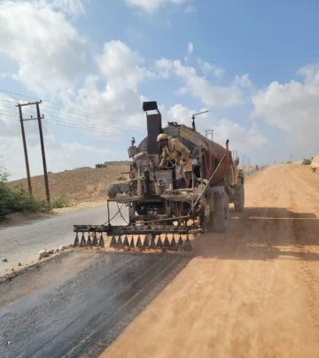 انطلاق أعمال رش مادة MC تمهيدا لأعمال الأسفلت بالطريق الدولي