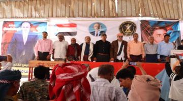 توافد شخصيات اجتماعية وقبلية بارزة إلى مخيم الاعتصام المفتوح في مدينة زنجبار