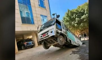 شاهد .. بيارة مجاري تبتلع صهريج مياه في بيت بوس بالعاصمة صنعاء (صور)