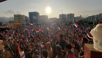 صور - آلاف الجنوبيين يحتشدون في ساحة الاعتصام بعدن لليوم السابع للمطالبة بإعلان دولة الجنوب صور - آلاف الجنوبيين يحتشدون في ساحة الاعتصام بعدن لليوم السابع للمطالبة بإعلان دولة الجنوب